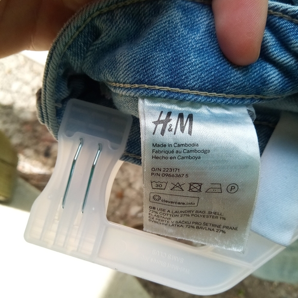 H&M Distressed Jeans - Picture 5 of 7